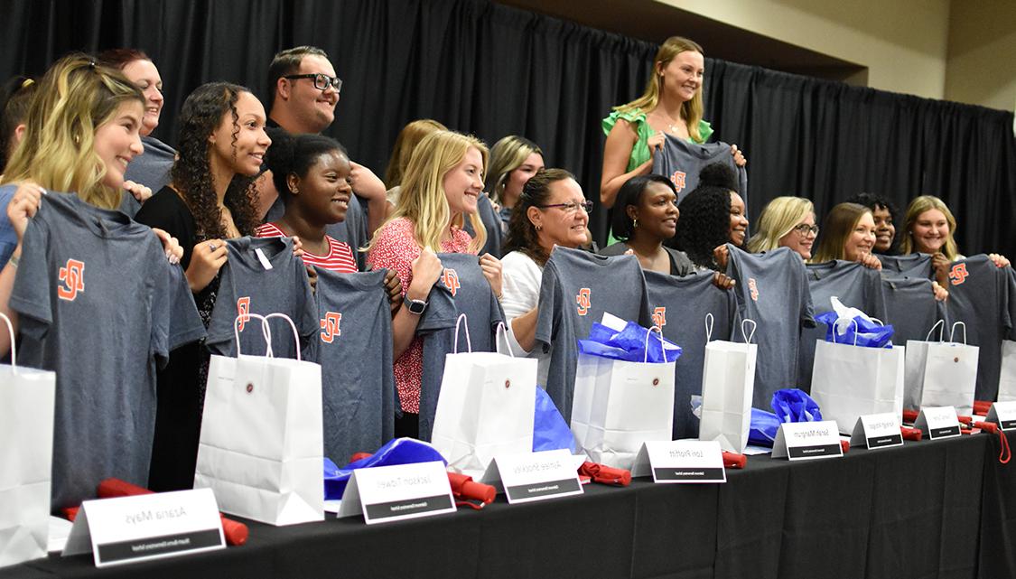 迪克森县 Teacher Residents poses during signing event