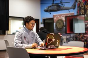 Student studying in the Newton 军事 Family Resource Center